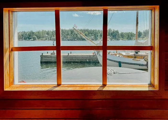 Serene Waterfront Oasis Your Resaroe Sanctuary